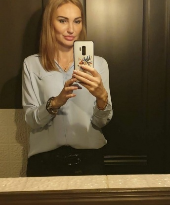 Мои услуги включают все, что ты можешь себе пожелать - от массажа и стриптиза до пикантных ролевых игр. Со мной тебе не придется скучать, ведь я умею создавать атмосферу, которая возбудит твое воображение 😈 Я красива и страстна, и готова исполнить самые смелые фантазии. У меня есть отличные отзывы и я действительно знаю, что делаю 😉 Посмотри мои фото, и ты поймешь, что выбор в пользу меня - самый правильный 📷✨ Жду тебя, чтобы сделать наше приятное знакомство максимально приятным и удовлетворяющим 👯♀️💋 Зинаида